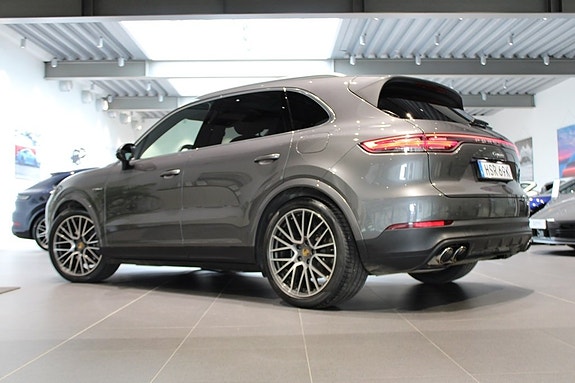Porsche Cayenne 2 of 5