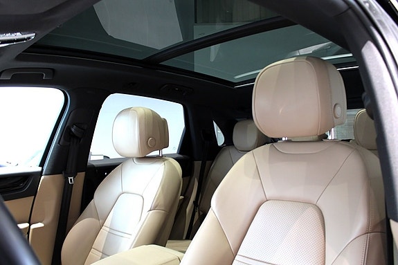 Porsche Cayenne 4 of 5