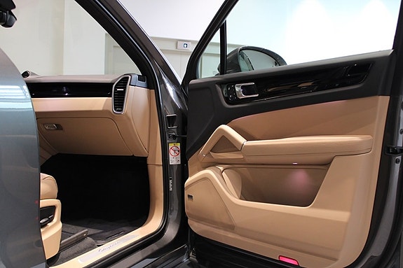 Porsche Cayenne 5 of 5