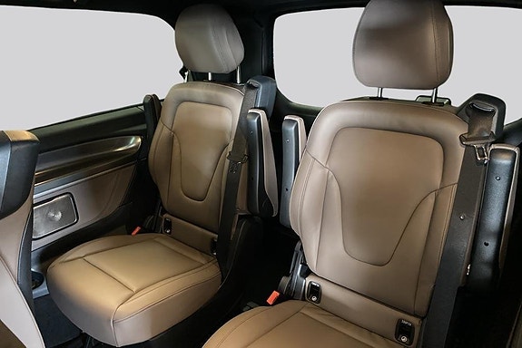 Mercedes-Benz V300 14 of 14