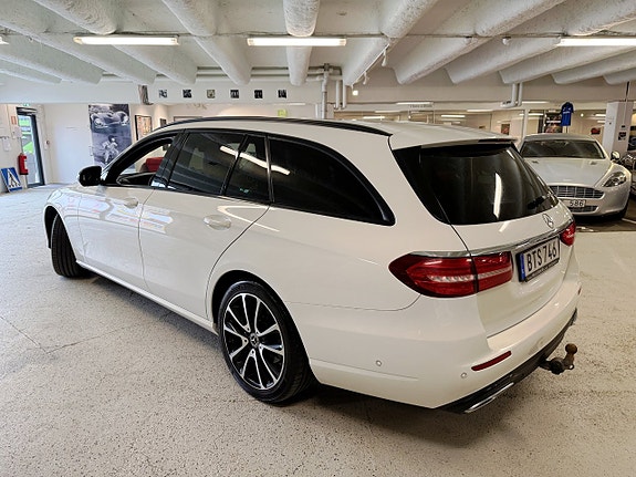 Mercedes-Benz E220 3 of 5