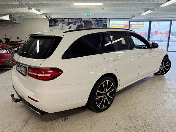 Mercedes-Benz E220 4 of 5