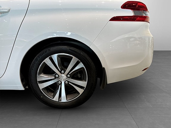 Peugeot 308 SW 14 of 15