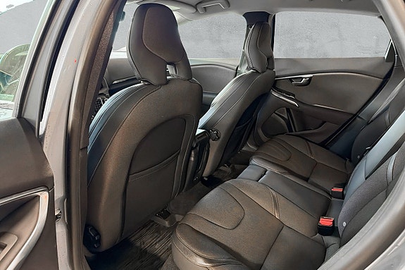 Volvo V40 Cross Country 14 of 16