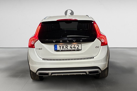 Volvo V60 Cross Country 6 of 17