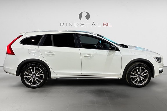Volvo V60 Cross Country 8 of 17
