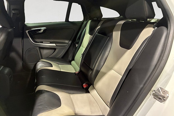 Volvo V60 Cross Country 14 of 17