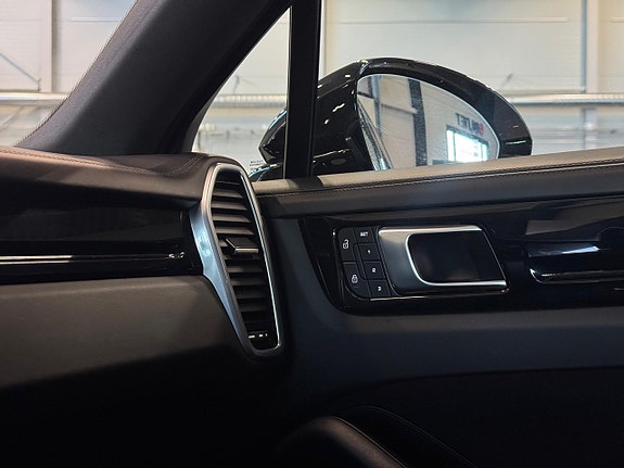 Porsche Cayenne Coupe 26 of 28
