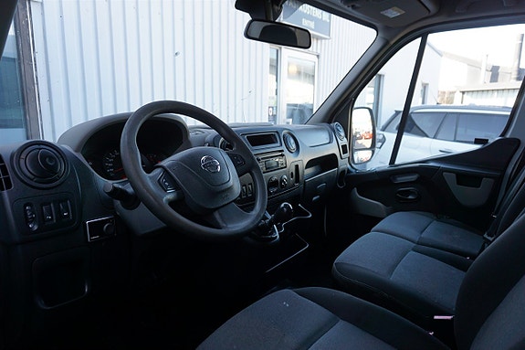 Nissan NV400 12 of 17
