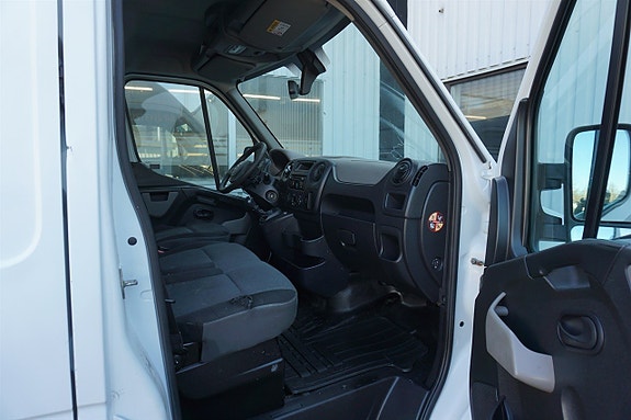 Nissan NV400 9 of 17