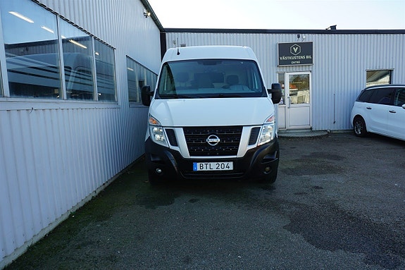 Nissan NV400 2 of 5