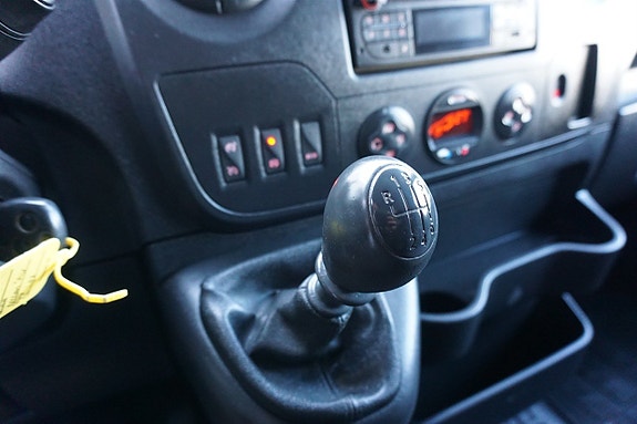 Nissan NV400 13 of 17