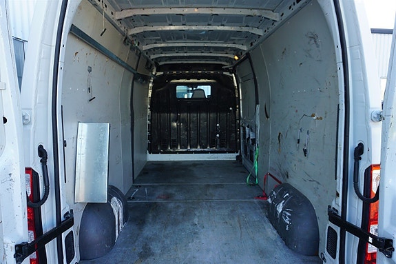 Nissan NV400 10 of 17