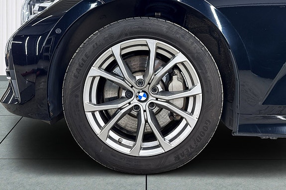 BMW 330i 7 of 19