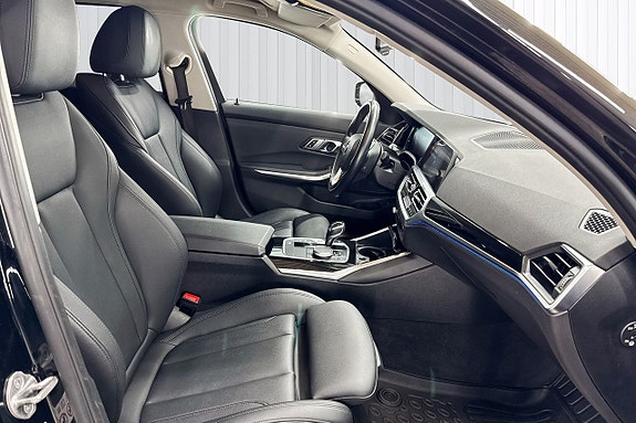 BMW 330i 14 of 19