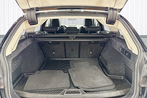 BMW 330i 16 of 19