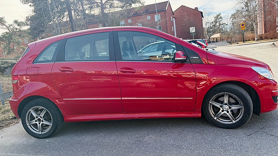 Mercedes-Benz B180 3 of 5
