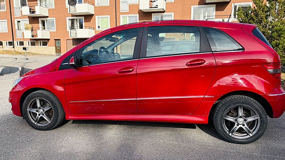 Mercedes-Benz B180 2 of 5