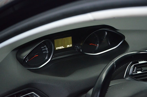Peugeot 308 SW 13 of 15