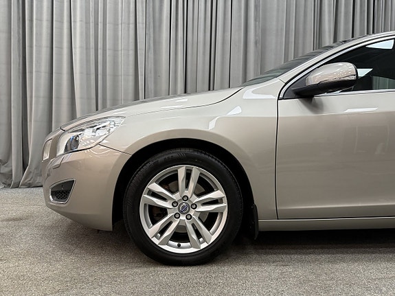 Volvo S60 4 of 5