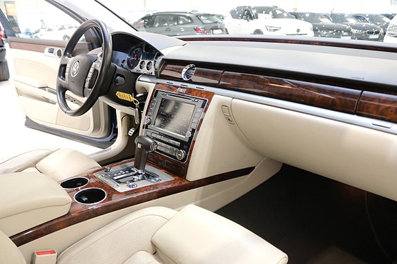 Volkswagen Phaeton 10 of 23