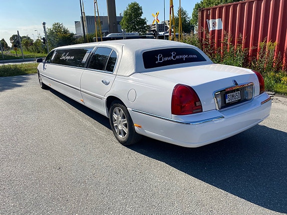 Lincoln Town Car 9 of 16