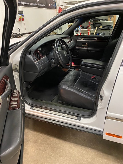 Lincoln Town Car 13 of 16