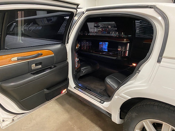 Lincoln Town Car 4 of 5