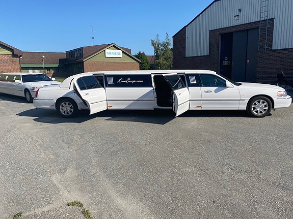 Lincoln Town Car 5 of 5