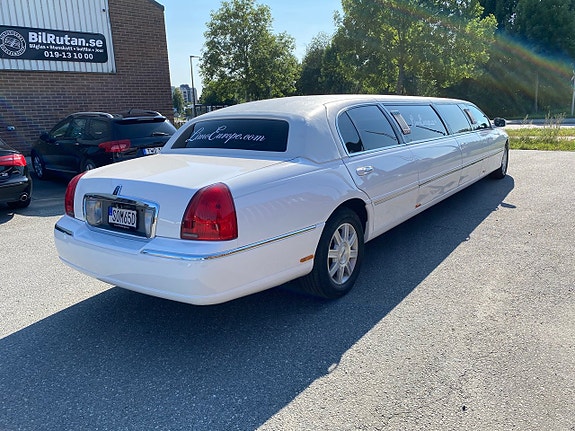 Lincoln Town Car 11 of 16