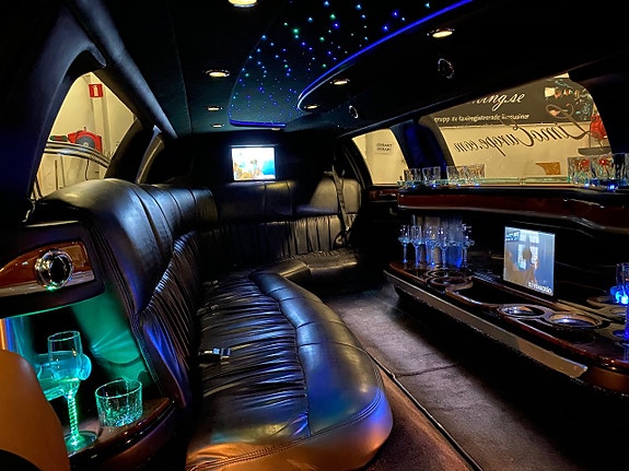 Lincoln Town Car 7 of 16