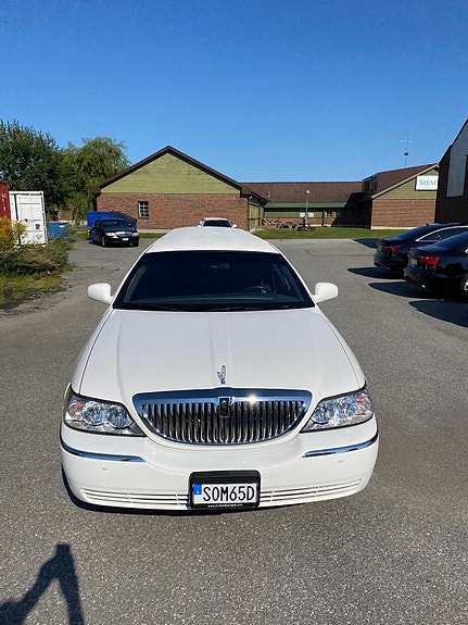 Lincoln Town Car 8 of 16