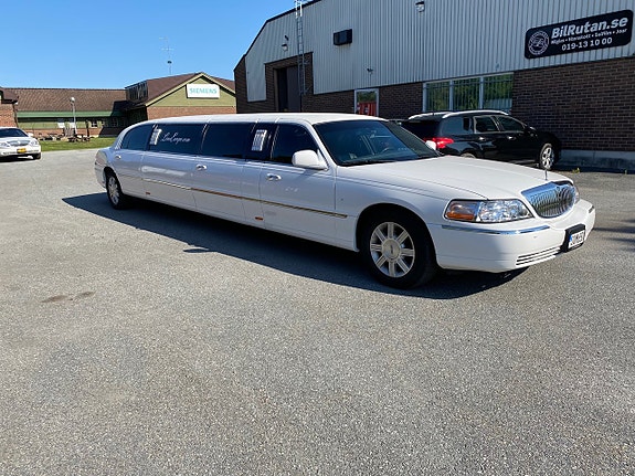 Lincoln Town Car 2 of 5