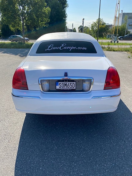 Lincoln Town Car 10 of 16