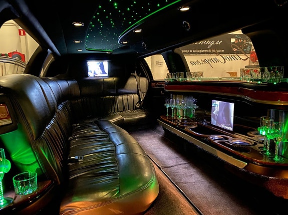 Lincoln Town Car 6 of 16
