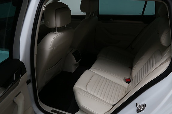 Volkswagen Passat Alltrack 27 of 29