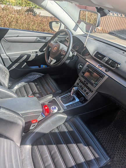 Volkswagen Passat 2 of 3