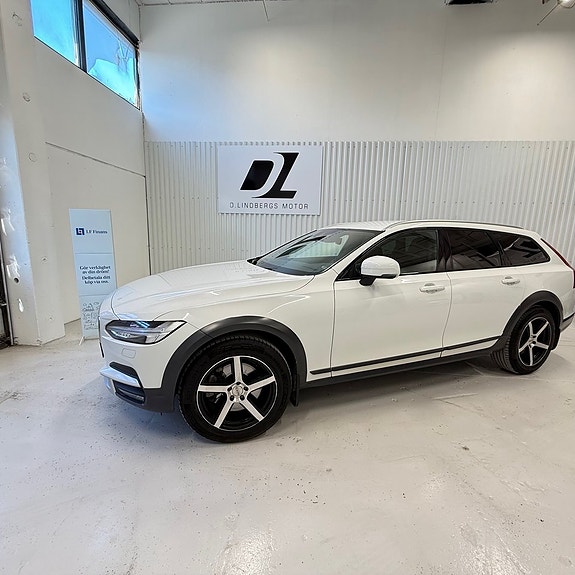 Volvo V90 Cross Country 2 of 8