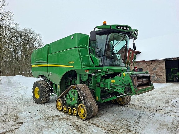John Deere S690 SKÖRDETRÖSKA