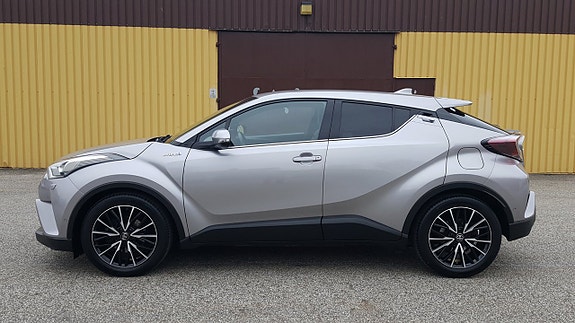 Toyota C-HR 3 of 5