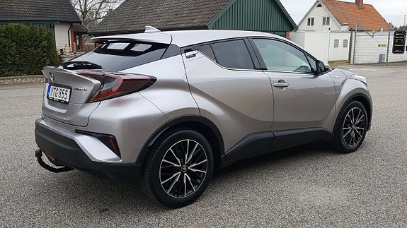 Toyota C-HR 2 of 5