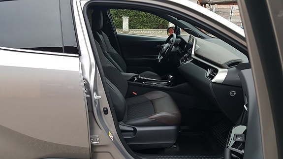 Toyota C-HR 4 of 5