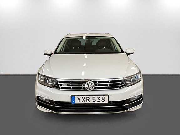 Volkswagen Passat 2 of 5