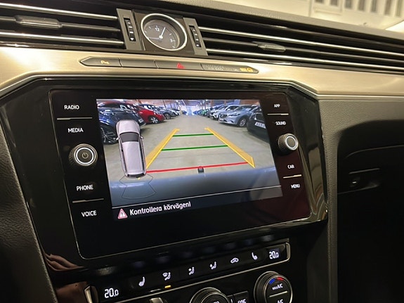 Volkswagen Passat 14 of 23