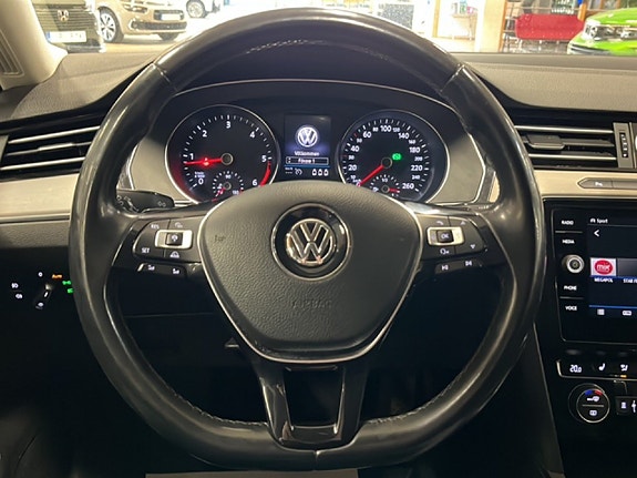 Volkswagen Passat 10 of 23