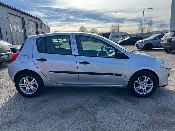 Renault Clio 14 of 16
