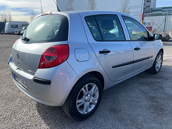 Renault Clio 13 of 16