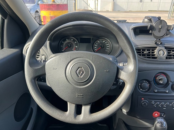 Renault Clio 8 of 16