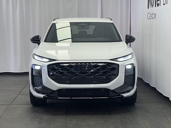 Audi Q3 2 of 5