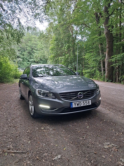 Volvo V60 2 of 5